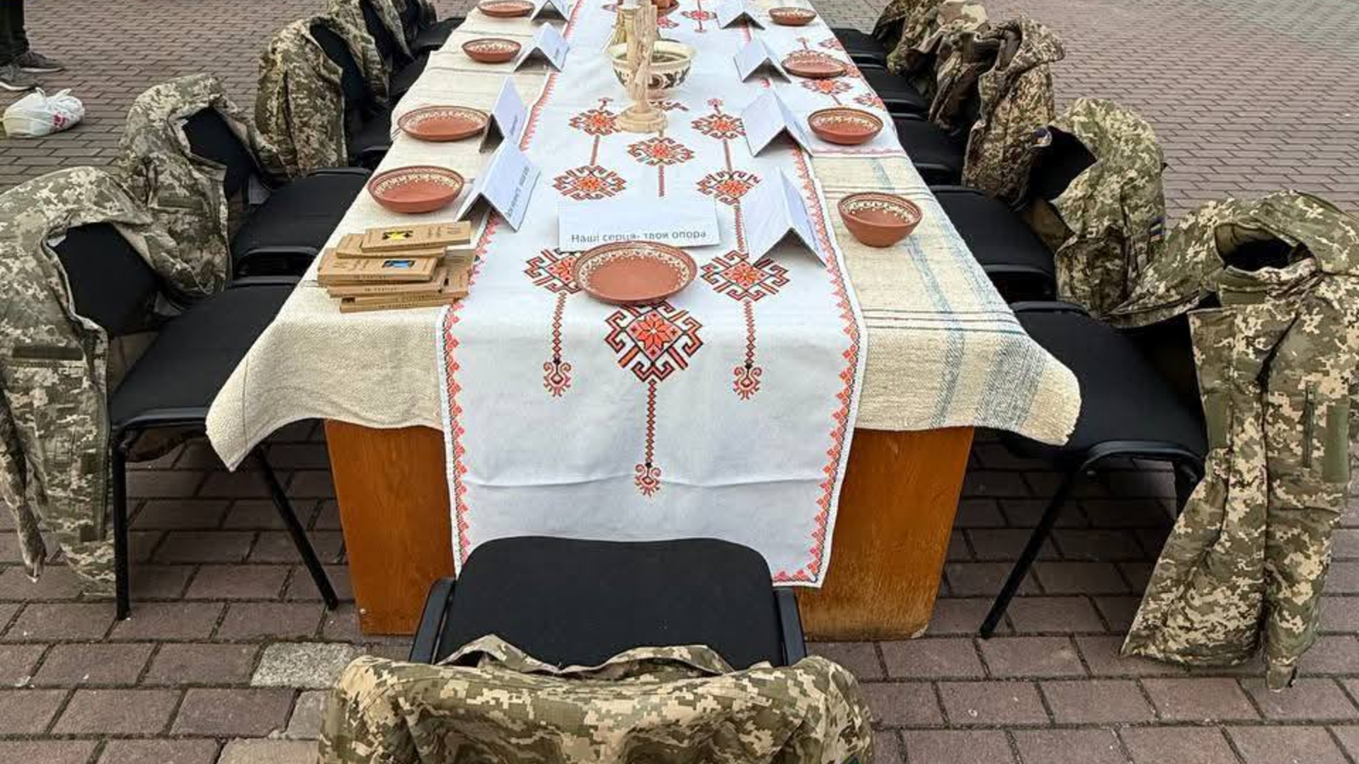 Szenteste: egy vacsora, ahol nincsenek ott thumbnail