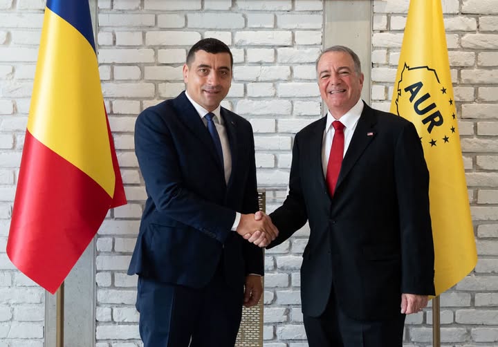 Az amcsi nagykövet lepacsizott Simionnal