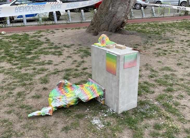 Szele Tamás: Szobortörők és aranyhalak