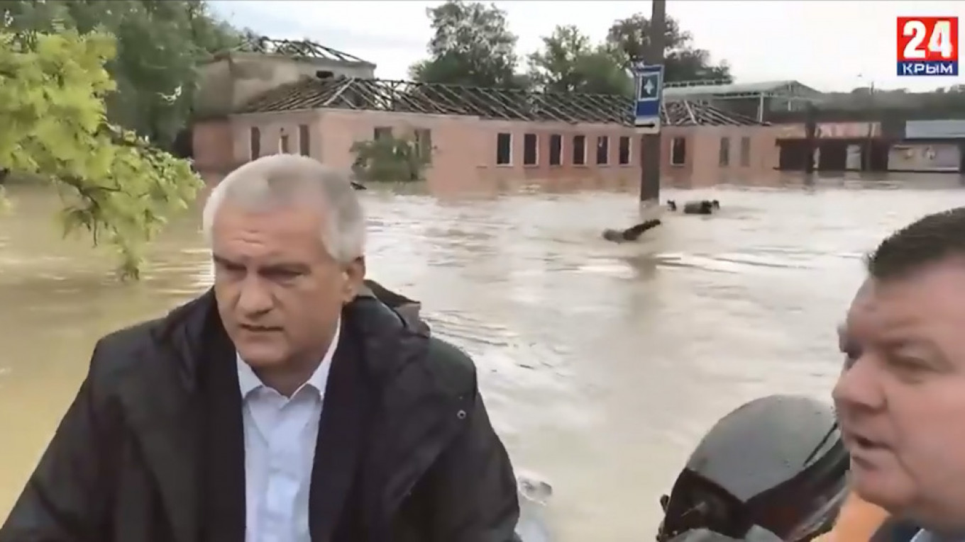 Szele Tamás: Az öltönyös búvárok
