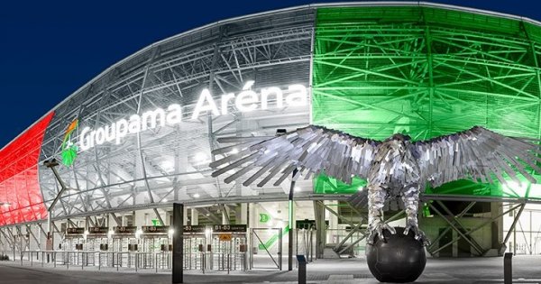 Szele Tamás: Díszkivilágítás nemzeti színekben