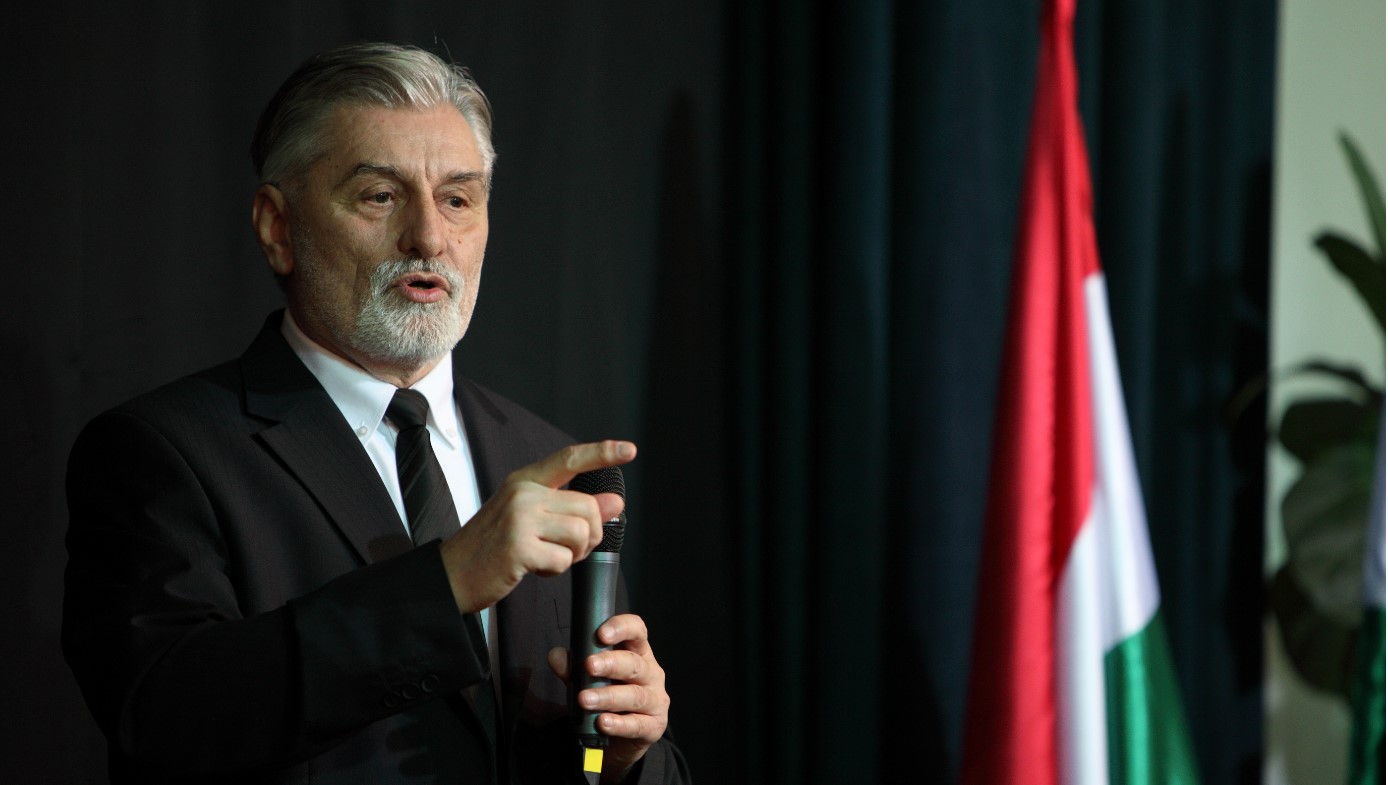 Szele Tamás: Finom hölgyek és jellemes urak